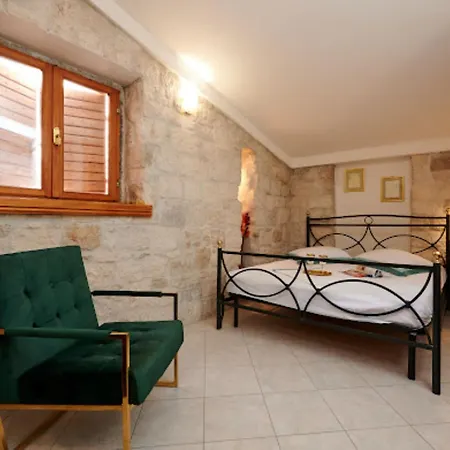 Guesthouse Ana Trogir Old Town 3*