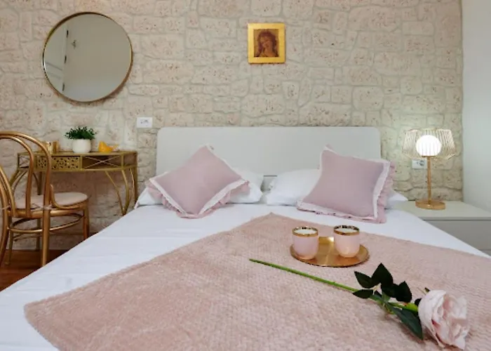 Ana Old Town Πανσιόν Τρογκίρ