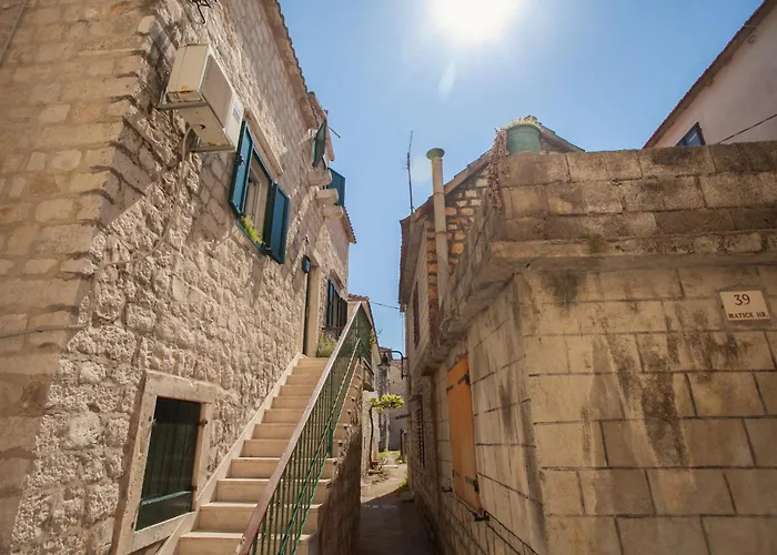 Ana Old Town 3* Τρογκίρ